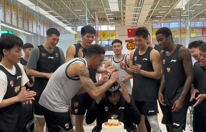 yl7703永利-广东为萨林杰庆生！崔永熙故意调侃，杜锋送上一脚，胡明轩缺席！|奎因|生日|国家队|后续_新浪体育_新浪新闻