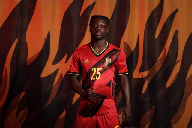 yl7703永利-拒绝利物浦的“新马内”:多库以卢卡库为榜样前进